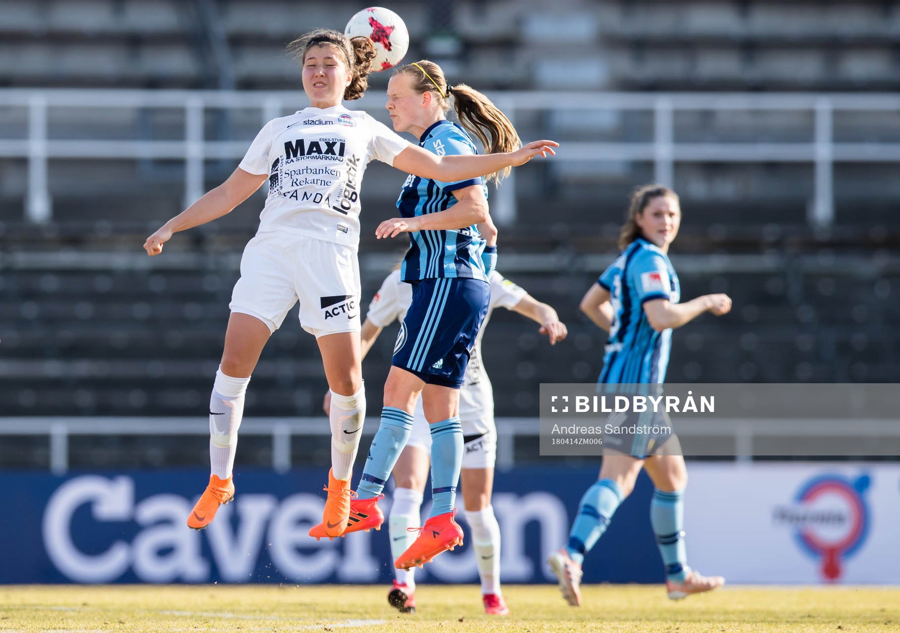 Djurgårdens Michaela van den Bulk i en nickduell med Eskilstunas Loreta Kullashi under fotbollsmatchen i Damallsvenskan mellan Djurgården och Eskilstuna den 14 April 2018 i Stockholm.