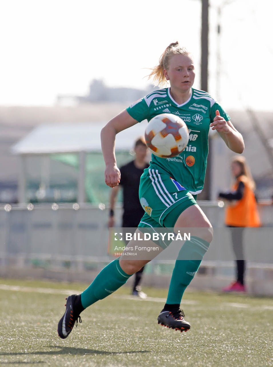 Mallbackens Hedvig Pettersson under fotbollsmatchen i Elitettan mellan Västerås BK 30 och Mallbacken den 14 april 2018 i Västerås.
