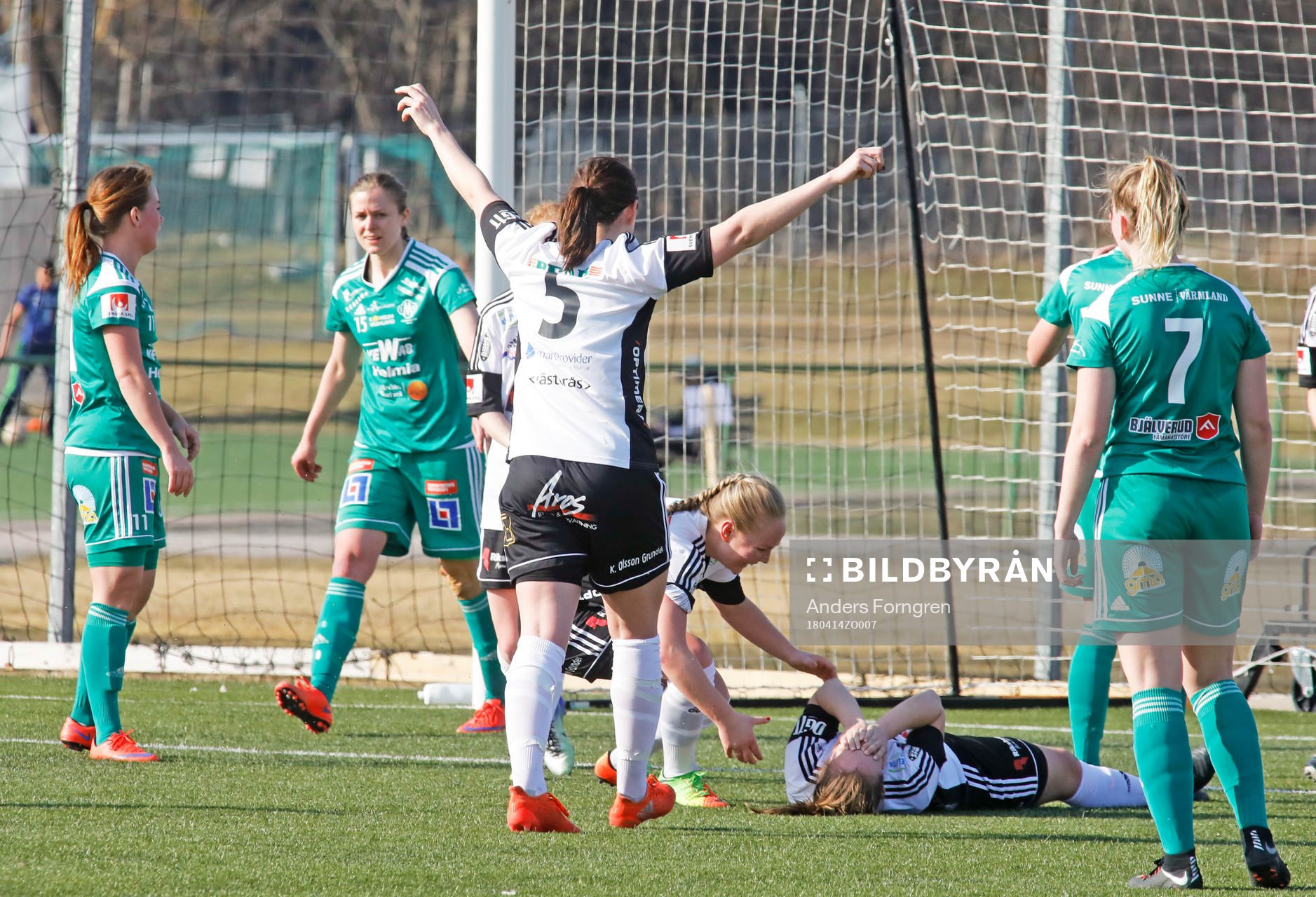 BK30s Sofia Frohm och Eilish McSorley  jublar