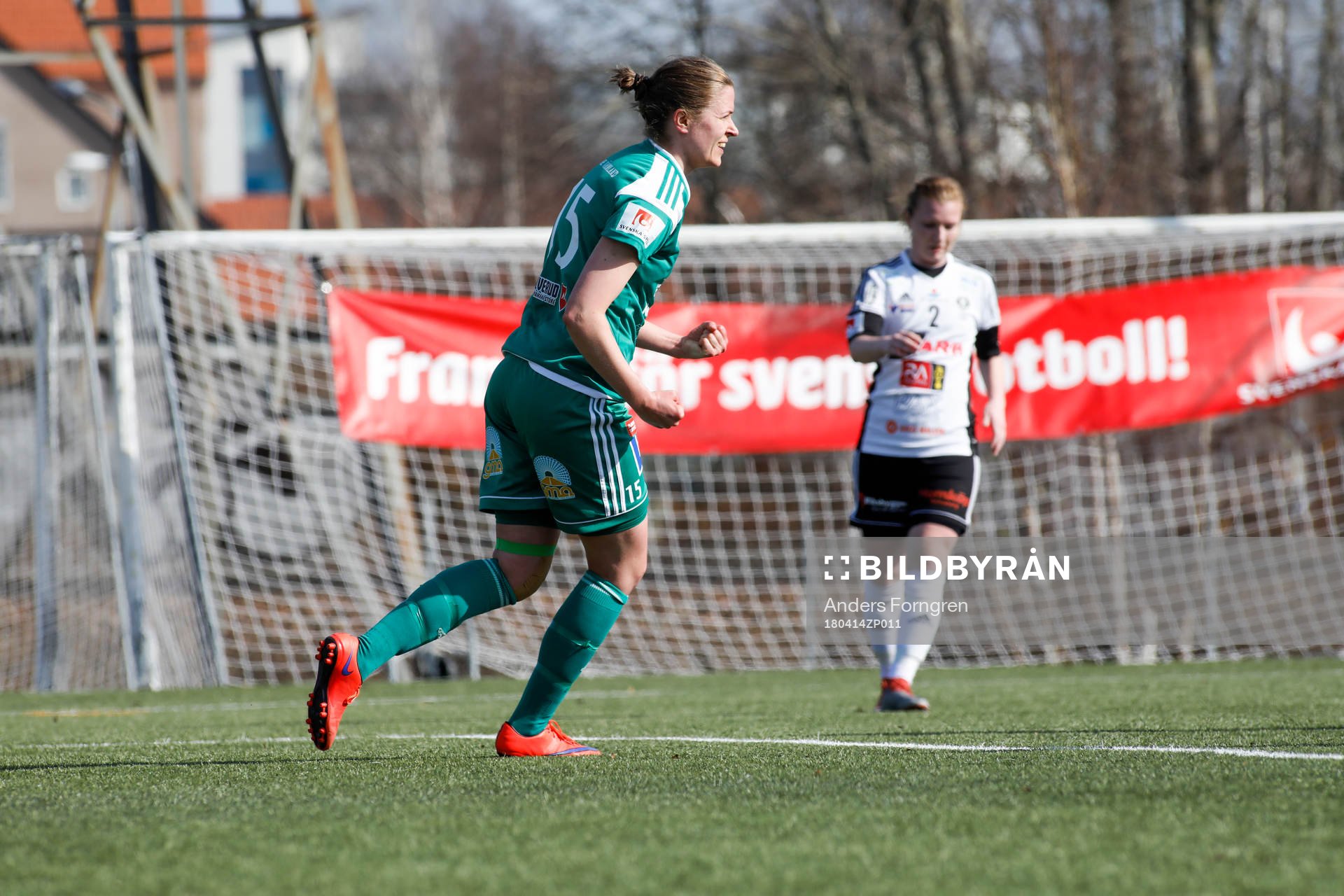 Mallbackens Elsa Hellstrand jublar under fotbollsmatchen i Elitettan mellan Västerås BK 30 och Mallbacken den 14 april 2018 i Västerås.