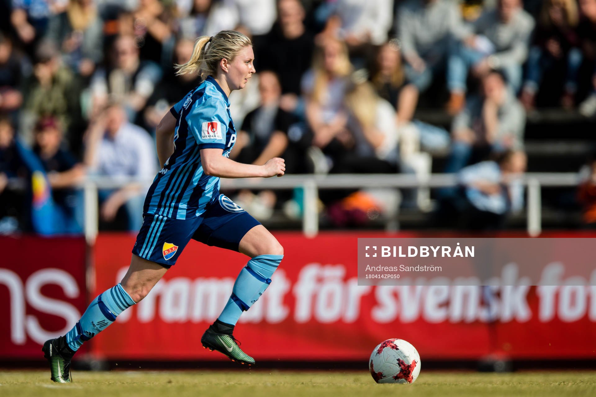 Djurgårdens Fanny Andersson  driver fram med bollen