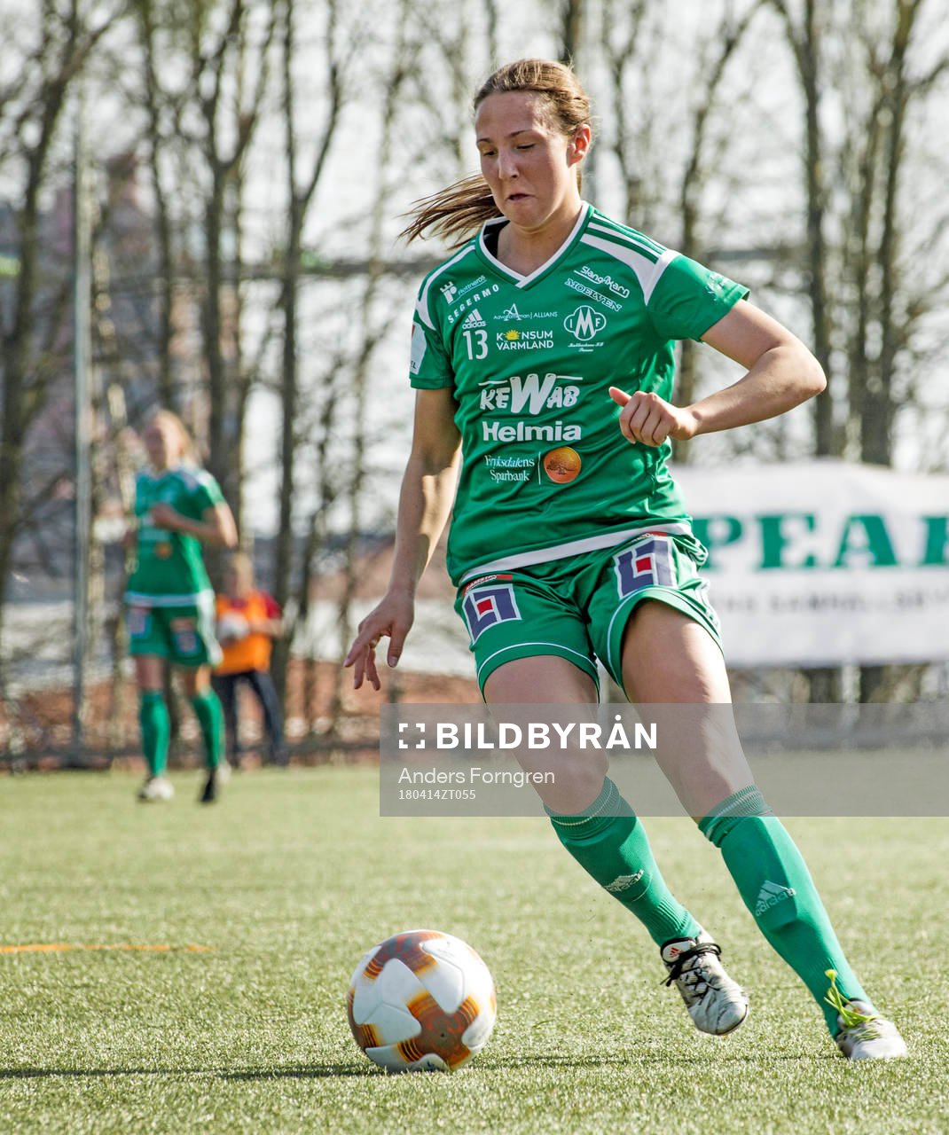 Mallbackens Linnea Berger före fotbollsmatchen i Elitettan