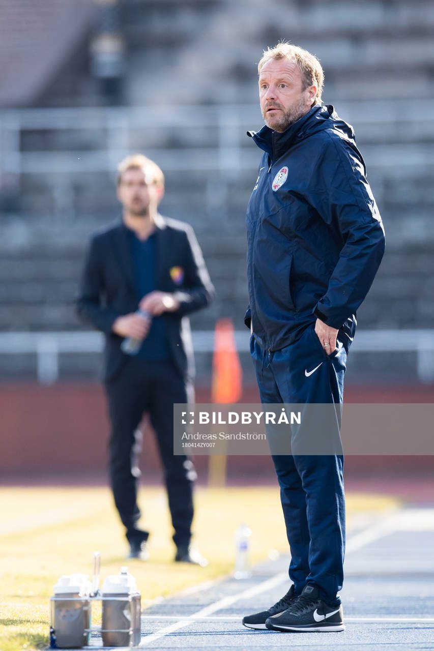 Eskilstunas tränare Jonas Björkgren under fotbollsmatchen i Damallsvenskan mellan Djurgården och Eskilstuna den 14 April 2018 i Stockholm. 
