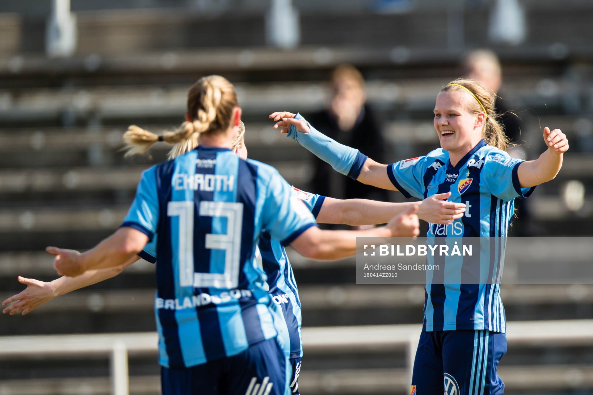 Djurgårdens Michaela van den Bulk gör 1-0 på straff och jublar med lagkamrater under fotbollsmatchen i Damallsvenskan mellan Djurgården och Eskilstuna den 14 April 2018 i Stockholm.