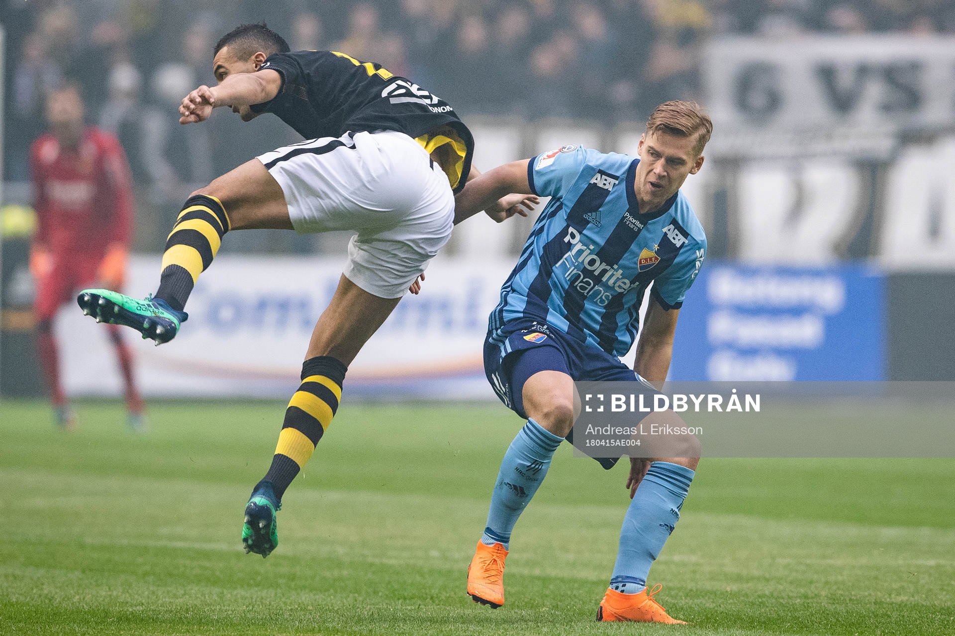 s Nabil Bahoui och Djurgårdens Felix Beijmo i närkamp