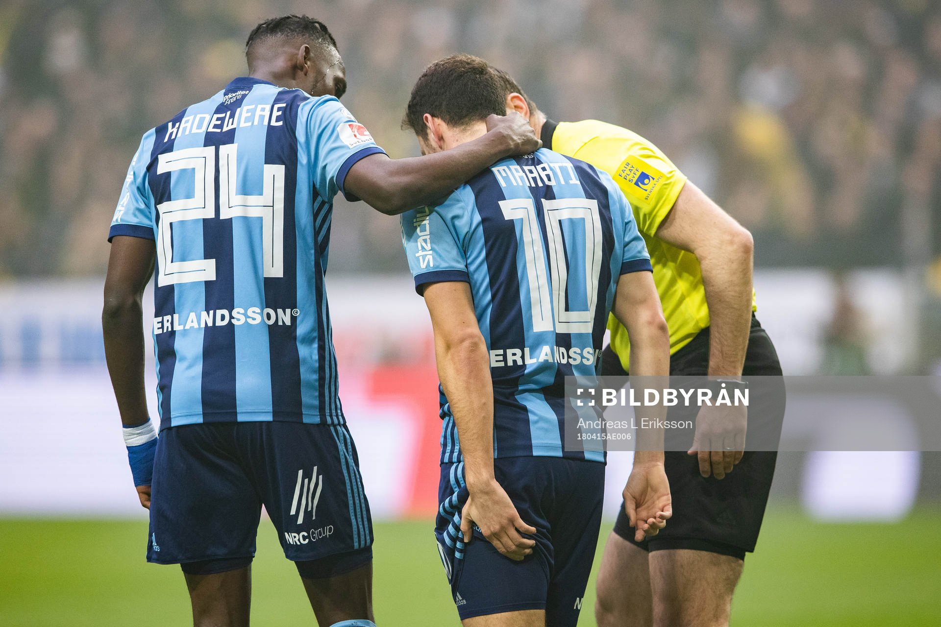 Djurgårdens Kerim Mrabti tar sig för baksida låret och