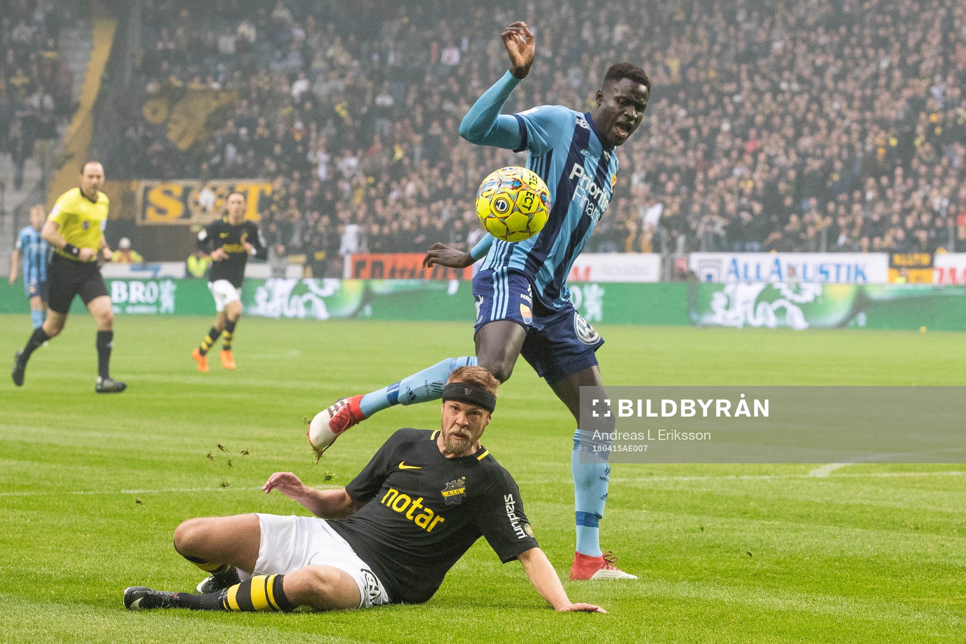 AIK:s Daniel Sundgren och Djurgårdens Aliou Badji i kamp om bollen under fotbollsmatchen i Allsvenskan mellan AIK och Djurgården den 15 april 2018 i Stockholm.
