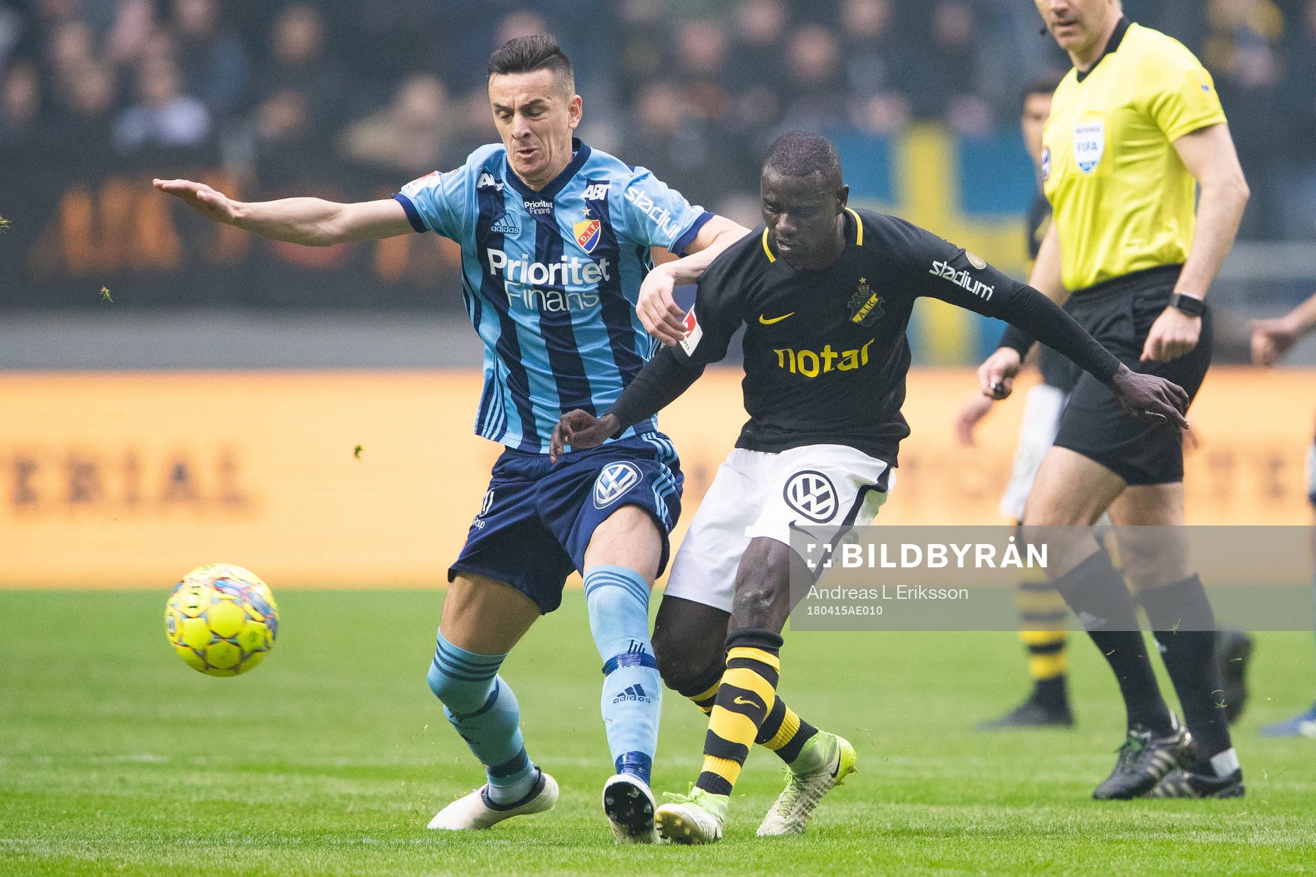 AIK:s Enoch Kofi Adu och Djurgårdens Haris Radetinac i kamp om bollen under fotbollsmatchen i Allsvenskan mellan AIK och Djurgården den 15 april 2018 i Stockholm.