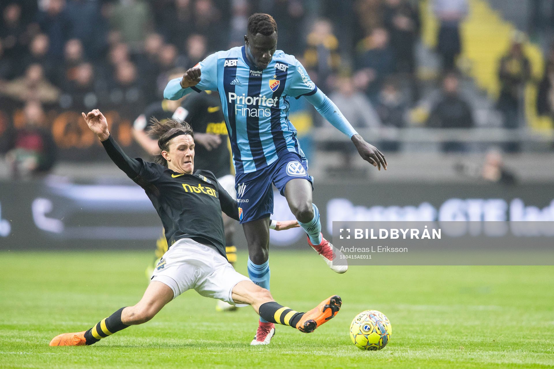 AIK:s Kristoffer Olsson och Djurgårdens Aliou Badji i kamp om bollen under fotbollsmatchen i Allsvenskan mellan AIK och Djurgården den 15 april 2018 i Stockholm.