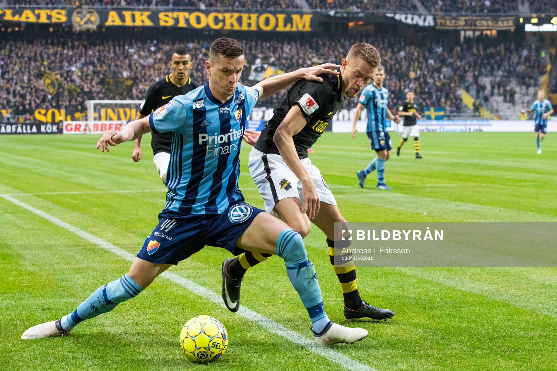 s Rasmus Lindkvist i kamp om bollen