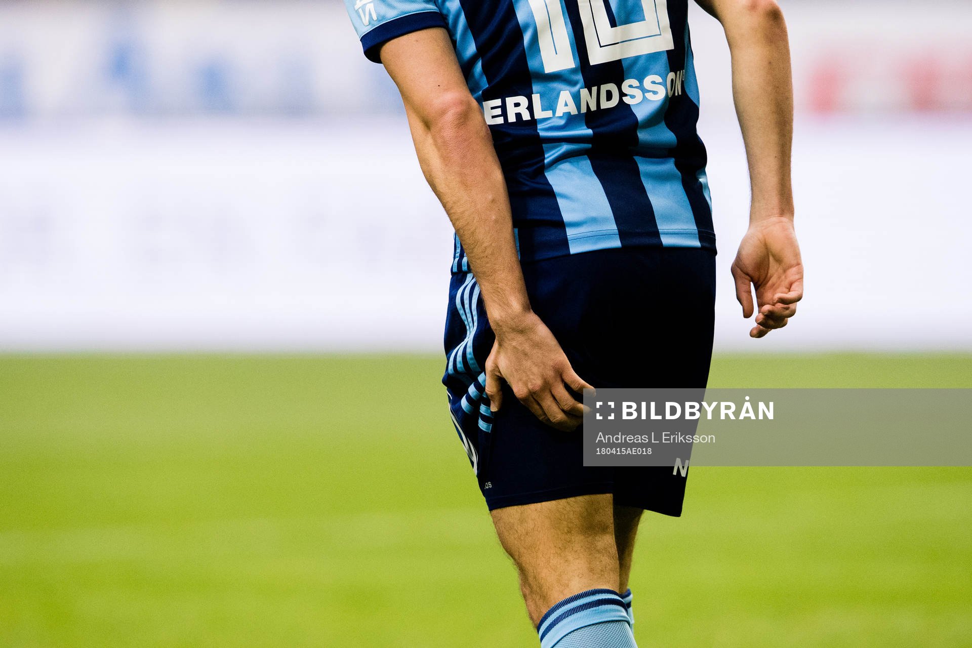 Djurgårdens Kerim Mrabti tar sig för baksidan av låret