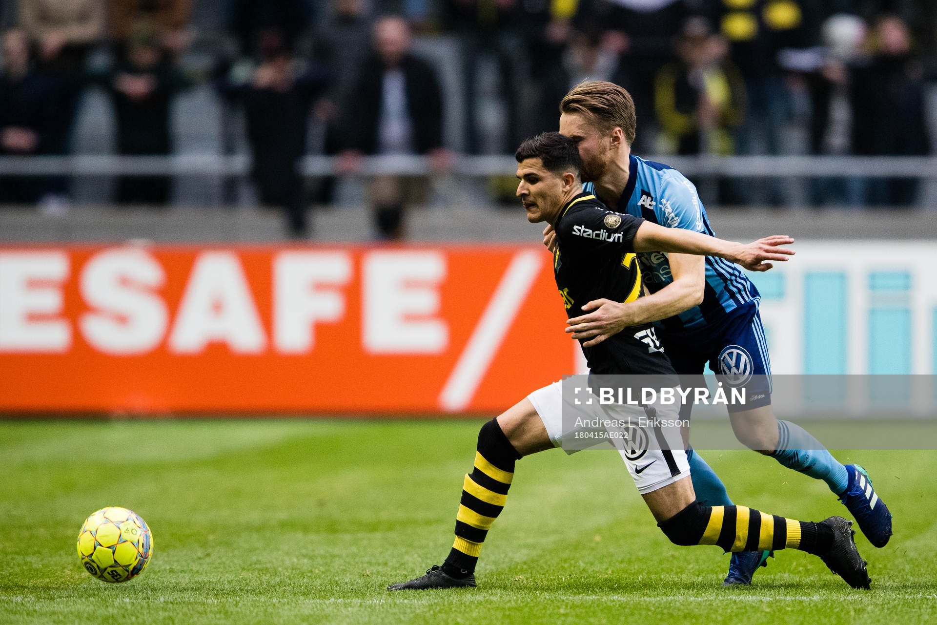 s Tarik Elyounoussi i kamp om bollen med Djurgårdens Jacob