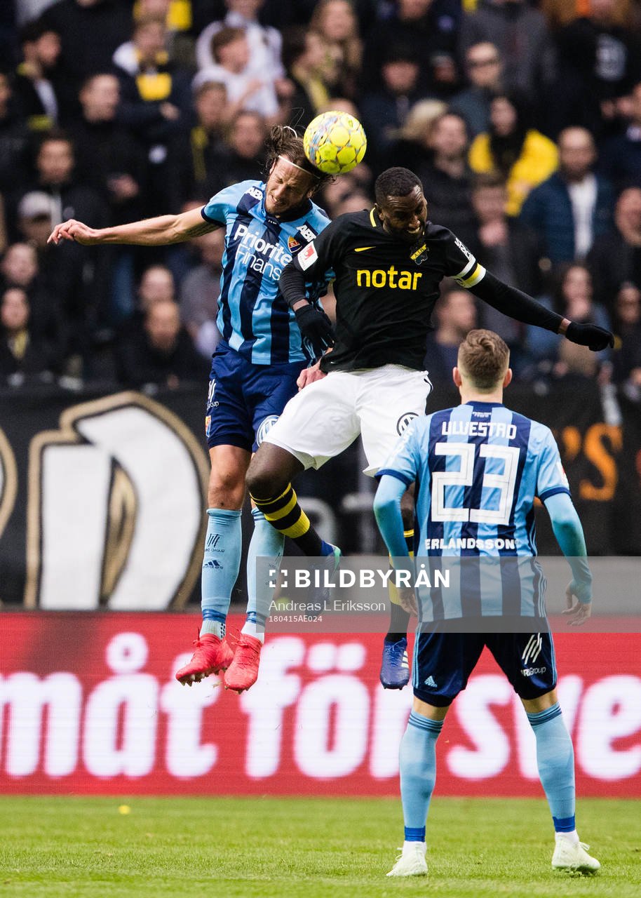 Djurgårdens Jonas Olsson i en nickduell med AIK:s Henok Goitom under fotbollsmatchen i Allsvenskan mellan AIK och Djurgården den 15 april 2018 i Stockholm.
