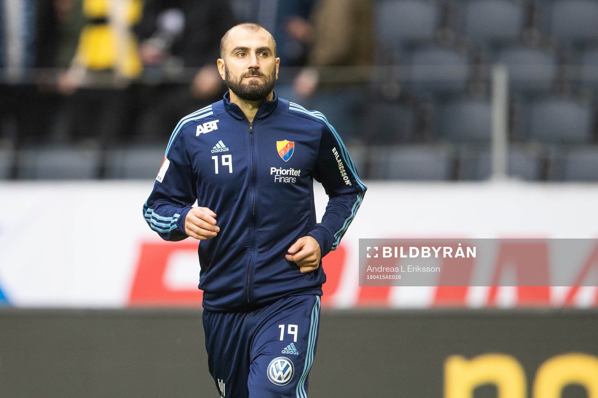 Djurgårdens Yura Movsisyan värmer upp i halvtidspausen