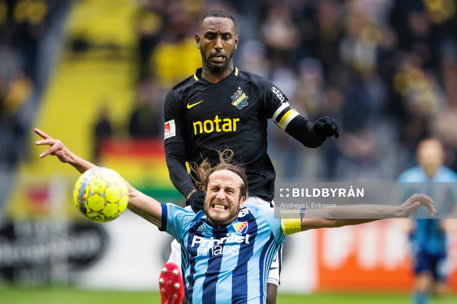 s Henok Goitom i kamp om bollen med Djurgårdens Jonas