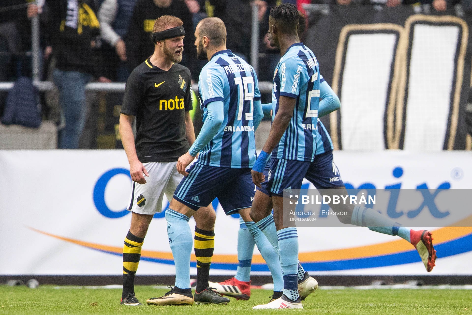 s Daniel Sundgren och Djurgårdens Yura Movsisyan i en