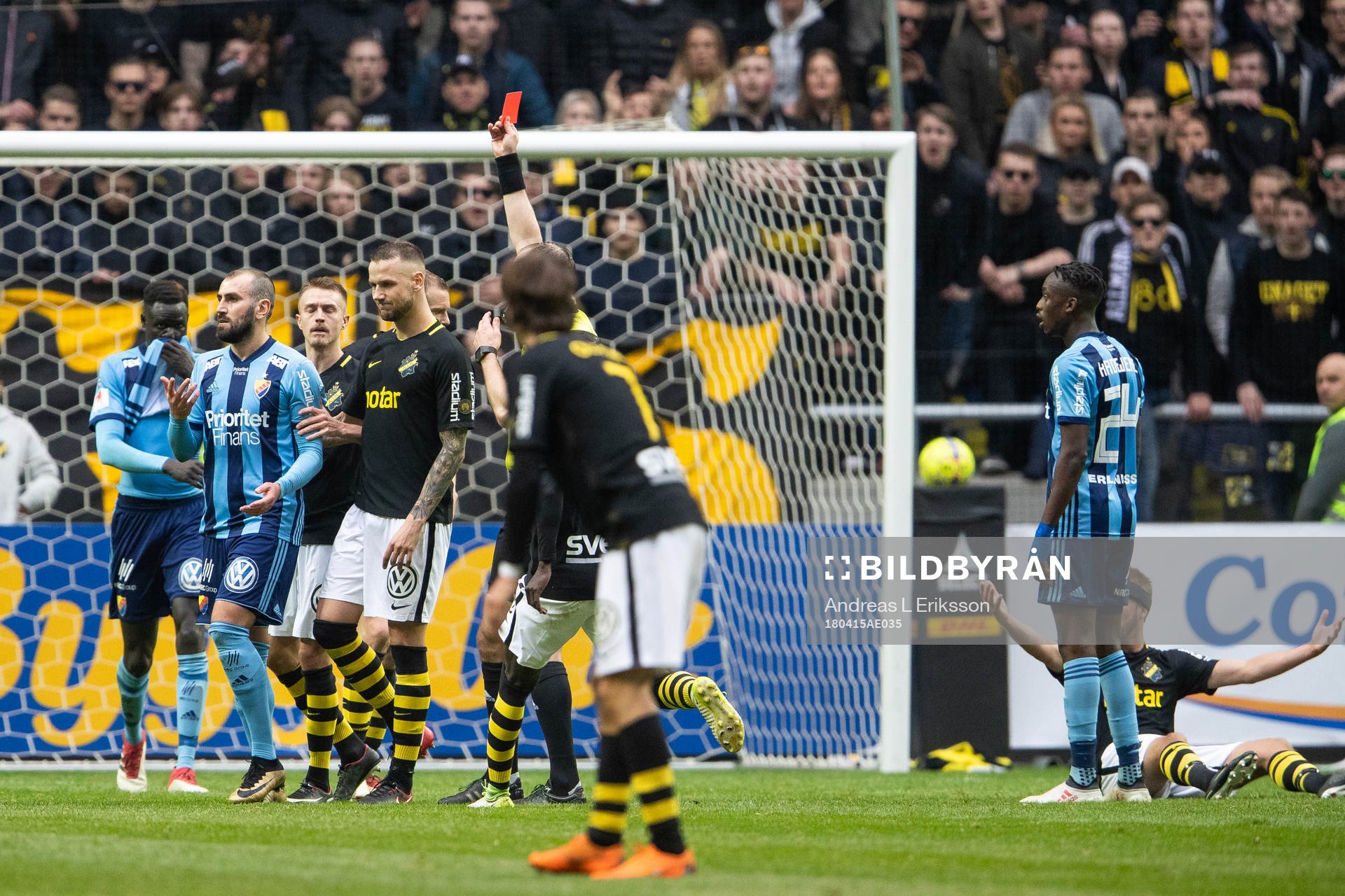 Djurgårdens Yura Movsisyan får rött kort av domare Jonas