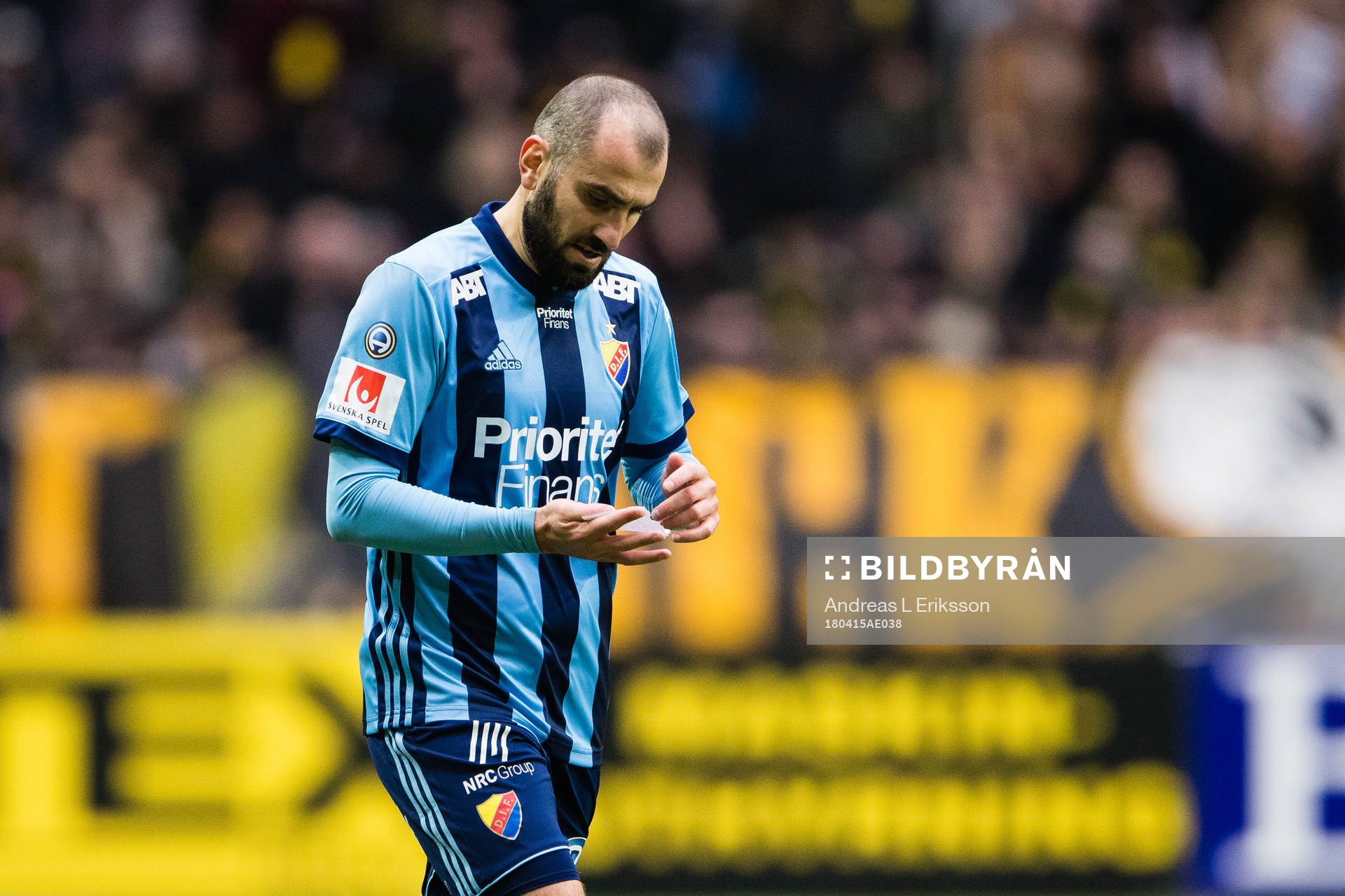 Djurgårdens Yura Movsisyan läser instruktioner på en lapp