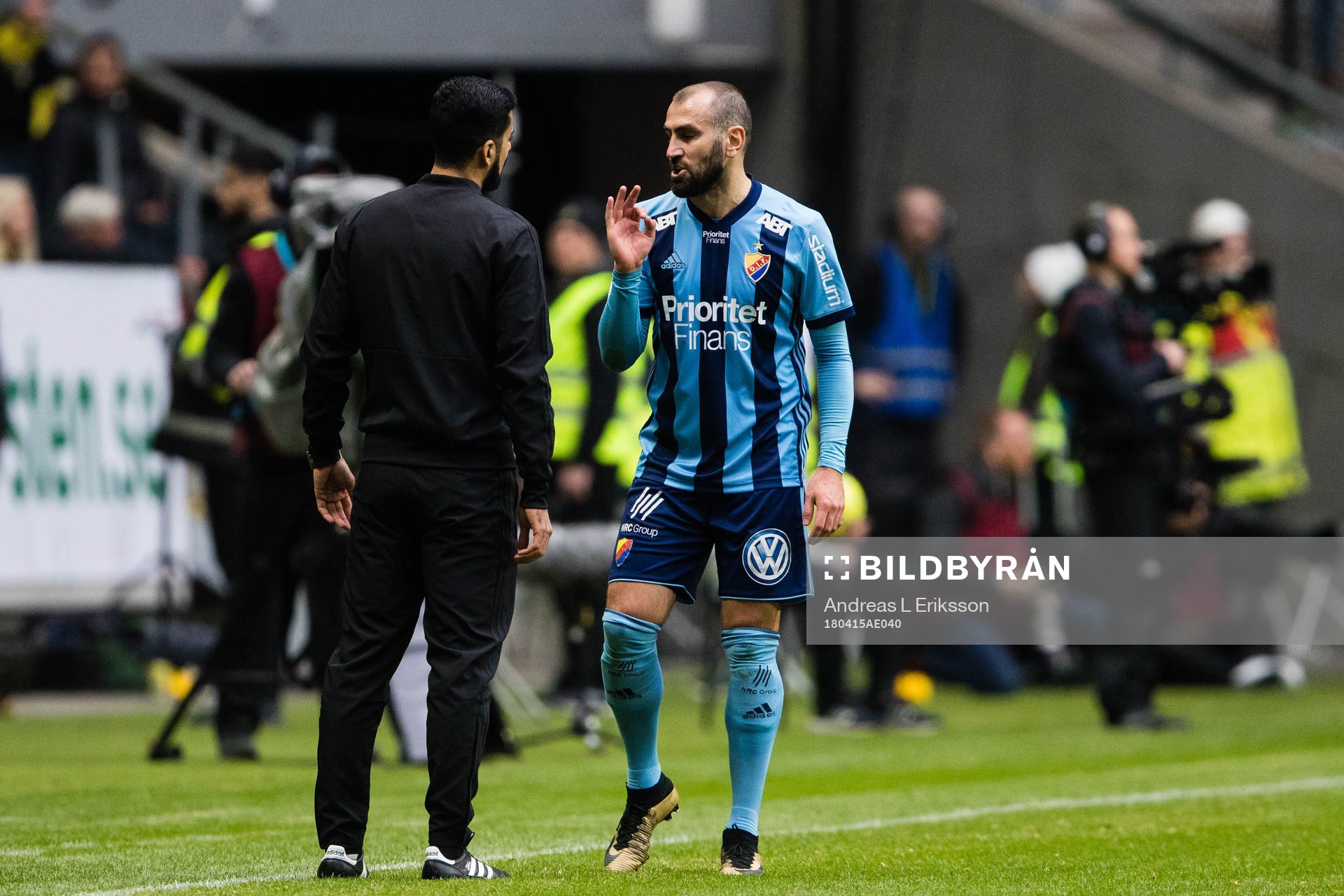 Djurgårdens Yura Movsisyan talar med fjärdedomaren