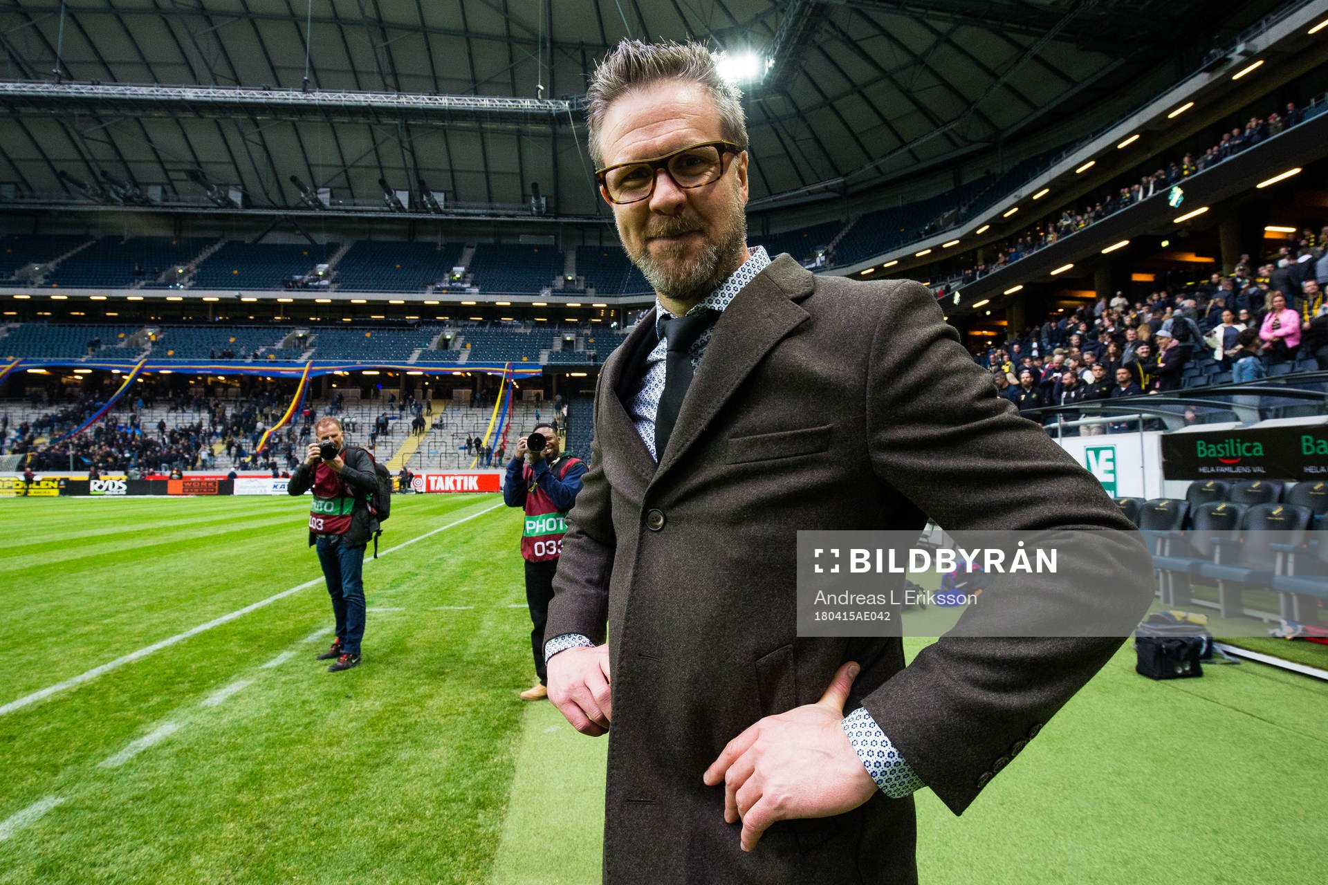 s tränare Rikard Norling jublar