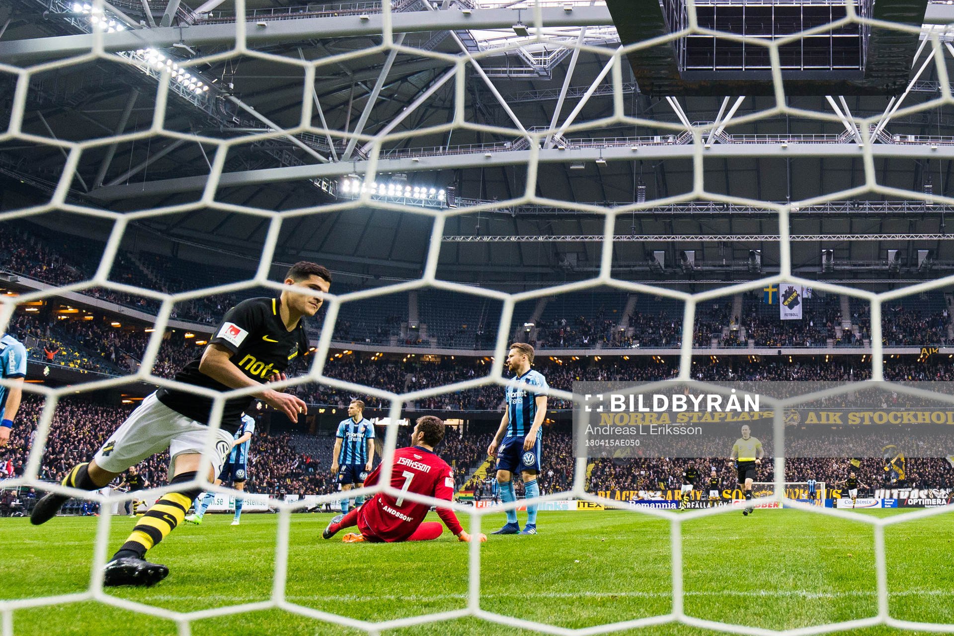 s Tarik Elyounoussi jublar