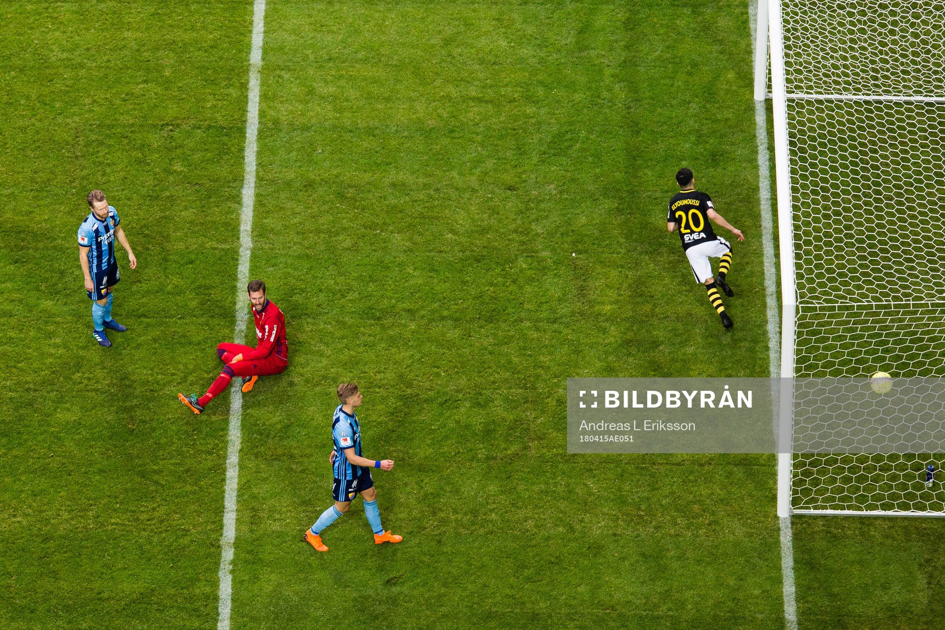 s Tarik Elyounoussi gör 2-0 bakom Djurgårdens målvakt