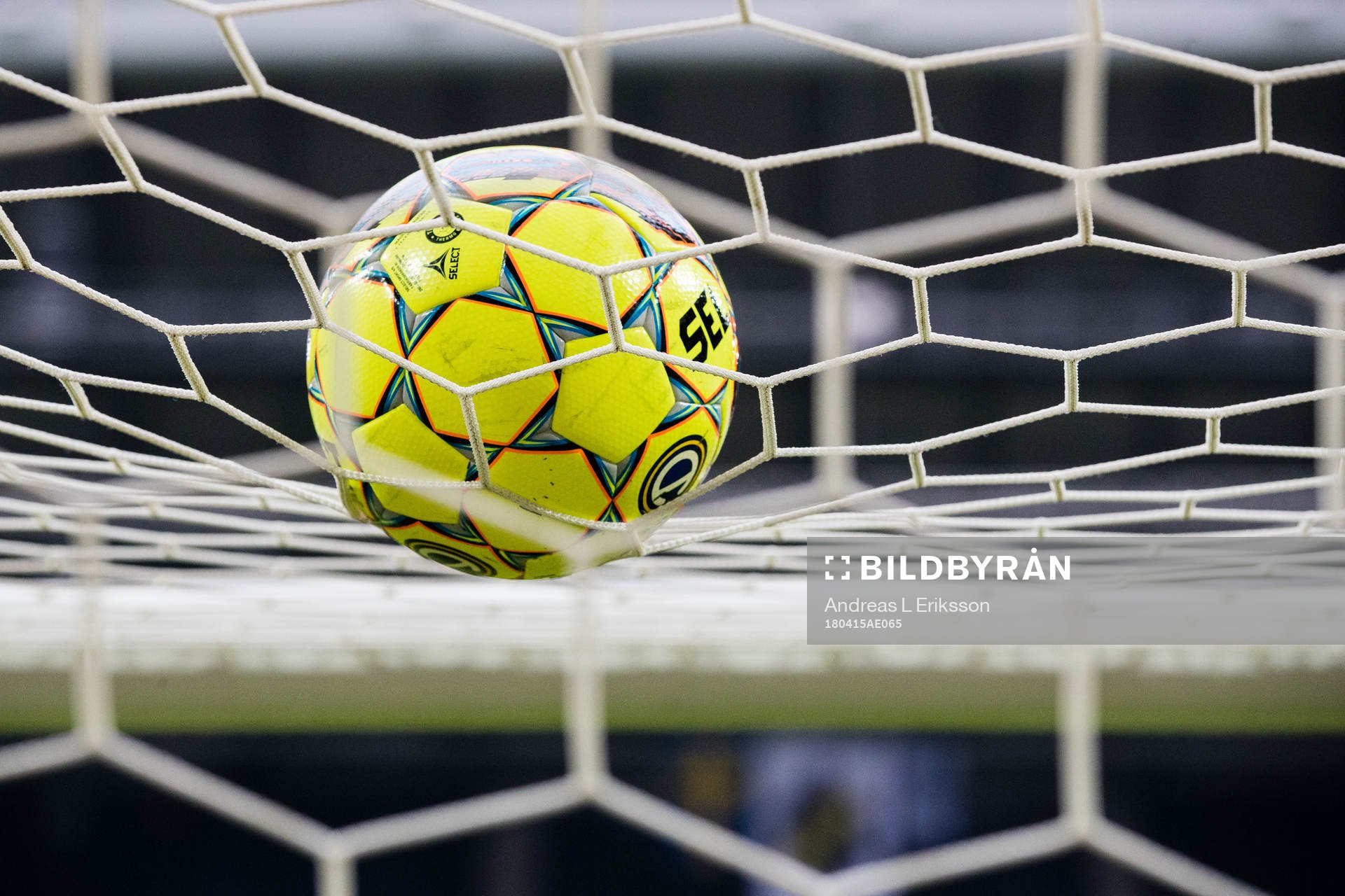 En fotboll ligger på nättaket av ett fotbollsmål innan