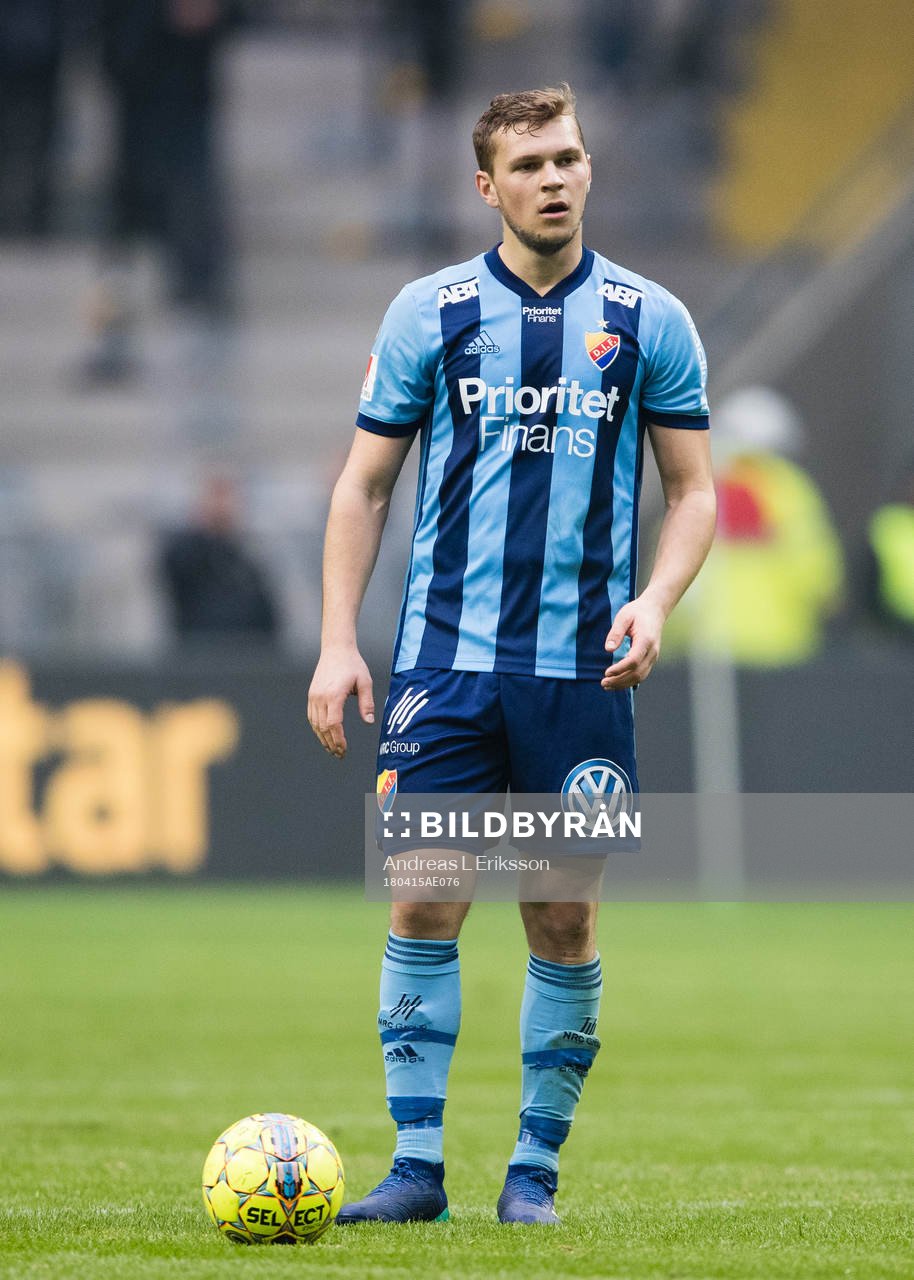 Djurgårdens Jesper Karlström med bollen
