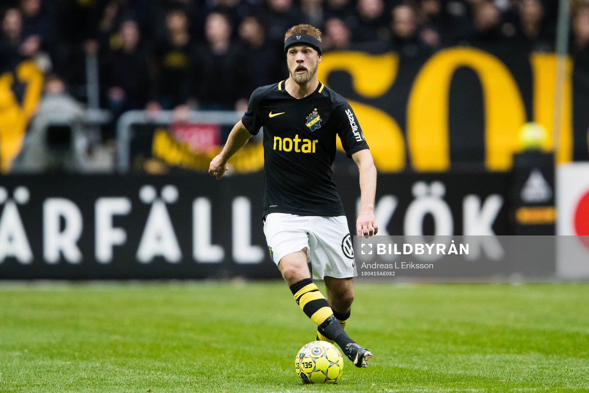 s Daniel Sundgren med bollen
