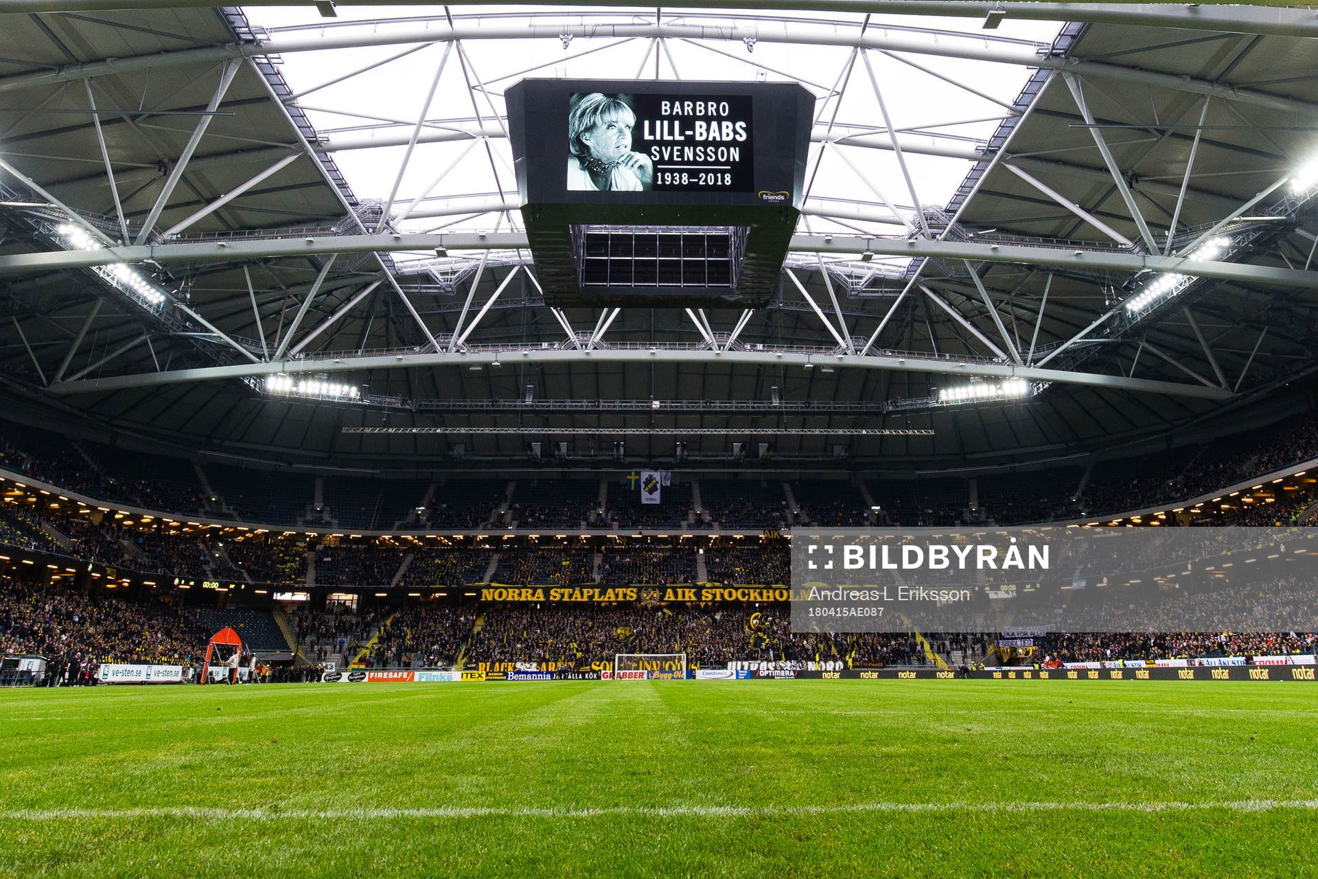 Barbro Lill-Babs Svensson hedras innan fotbollsmatchen i