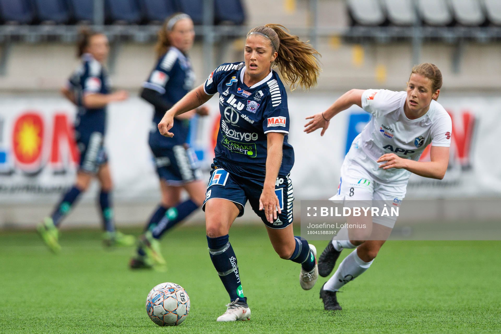 Linköpings Kristine Minde i kamp om bollen med Växjös