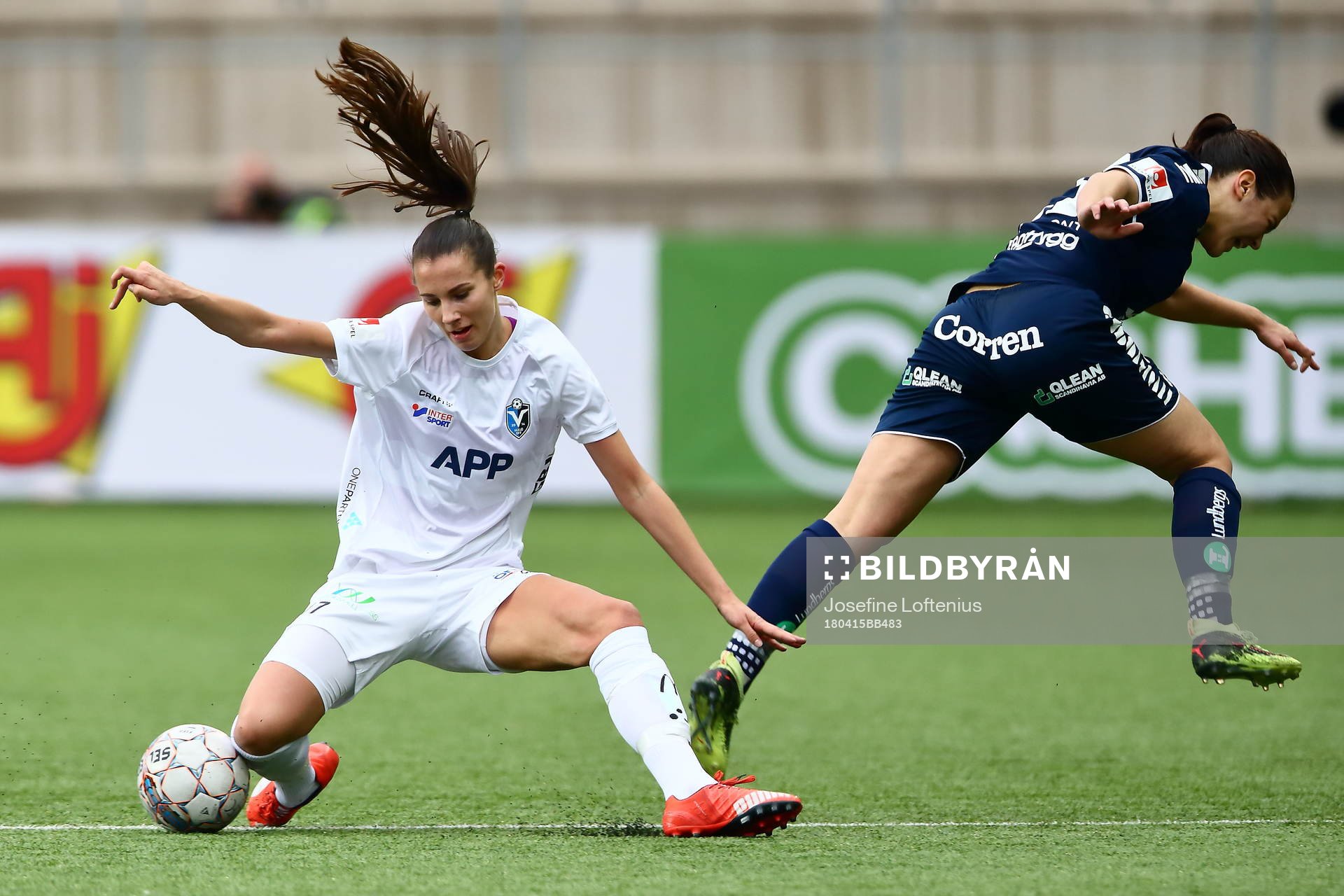 Växjös Nellie Karlsson och Linköpings Marija Banusic under fotbollsmatchen i Damallsvenskan mellan Linköping och Växjö den 15 april 2018 i Linköping.