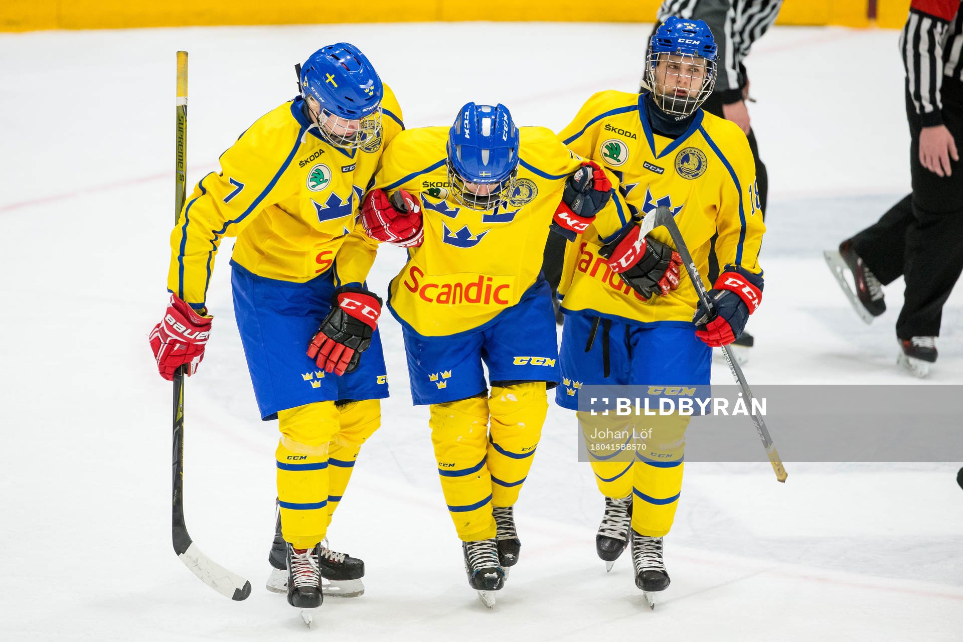 Sveriges Axel Kumlin och Sveriges Elliot Ekmark hjälper