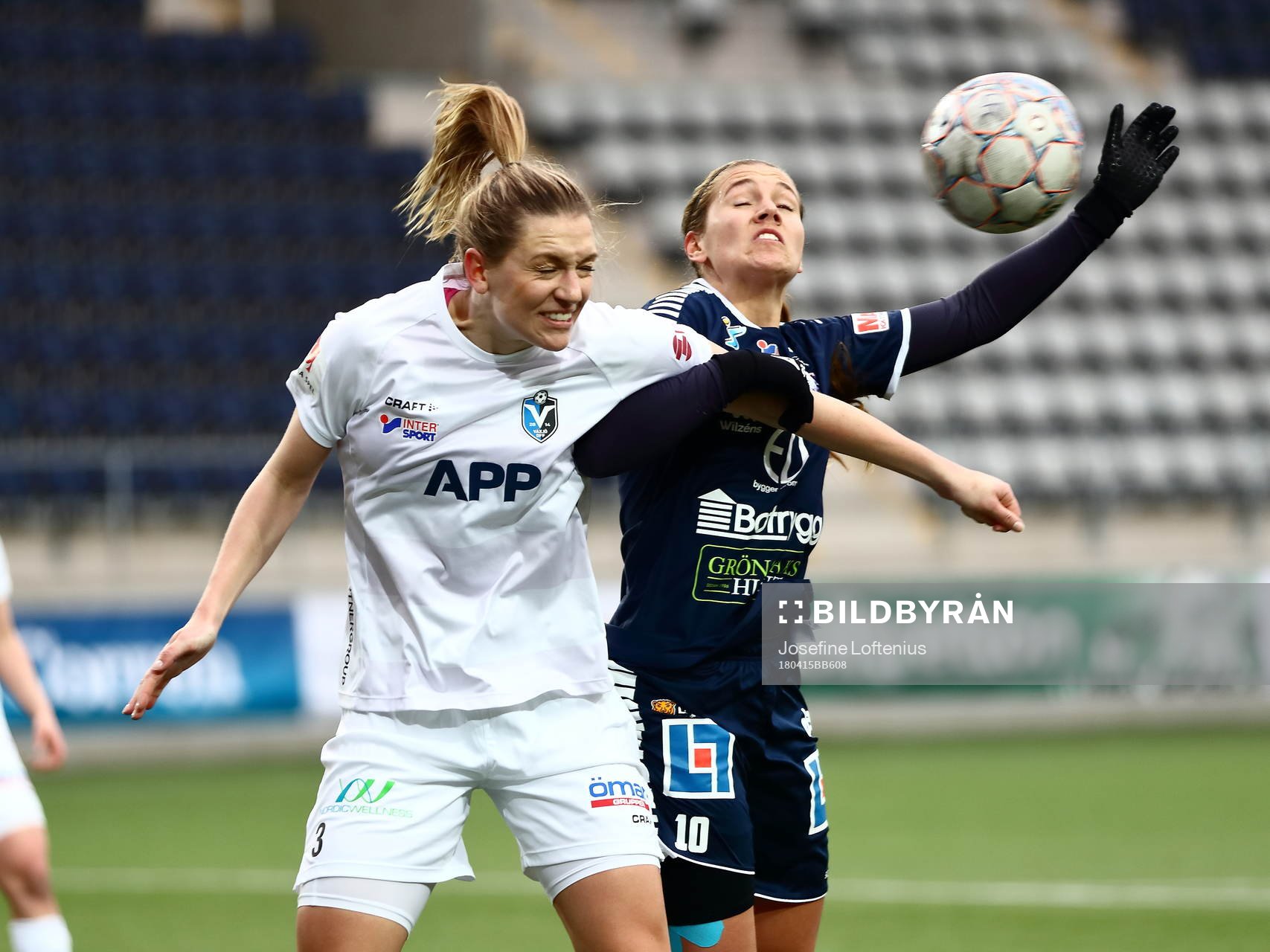 Växjös Jennie Nordin och Linköpings Emma Lennartsson under fotbollsmatchen i Damallsvenskan mellan Linköping och Växjö den 15 april 2018 i Linköping.
