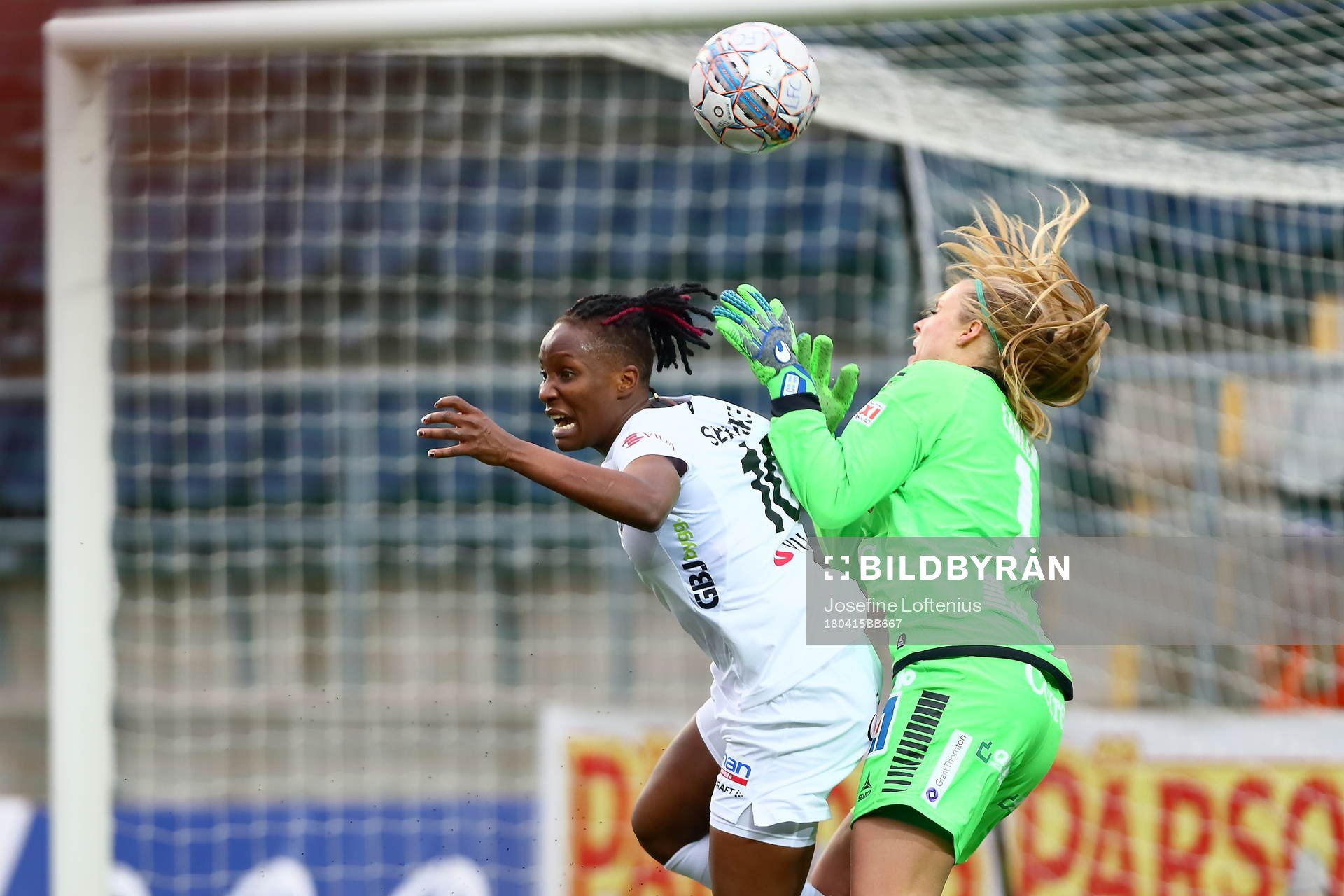 Kollision mellan Växjös Ritah Kivumbi och Linköpings målvakt Hilda Carlén under fotbollsmatchen i Damallsvenskan mellan Linköping och Växjö den 15 april 2018 i Linköping.