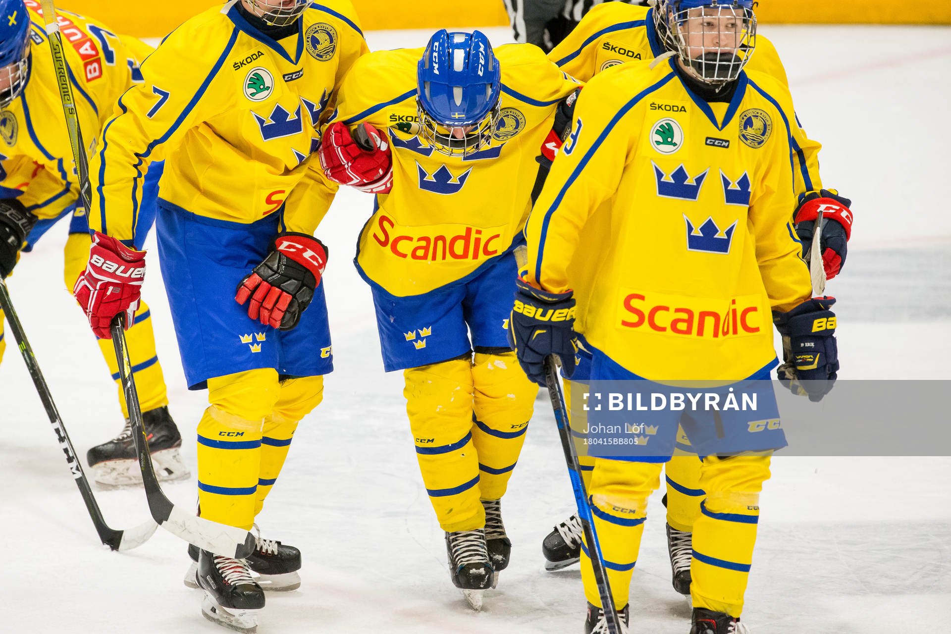 Sveriges Axel Kumlin och Elliot Ekmark hjälper en skadad