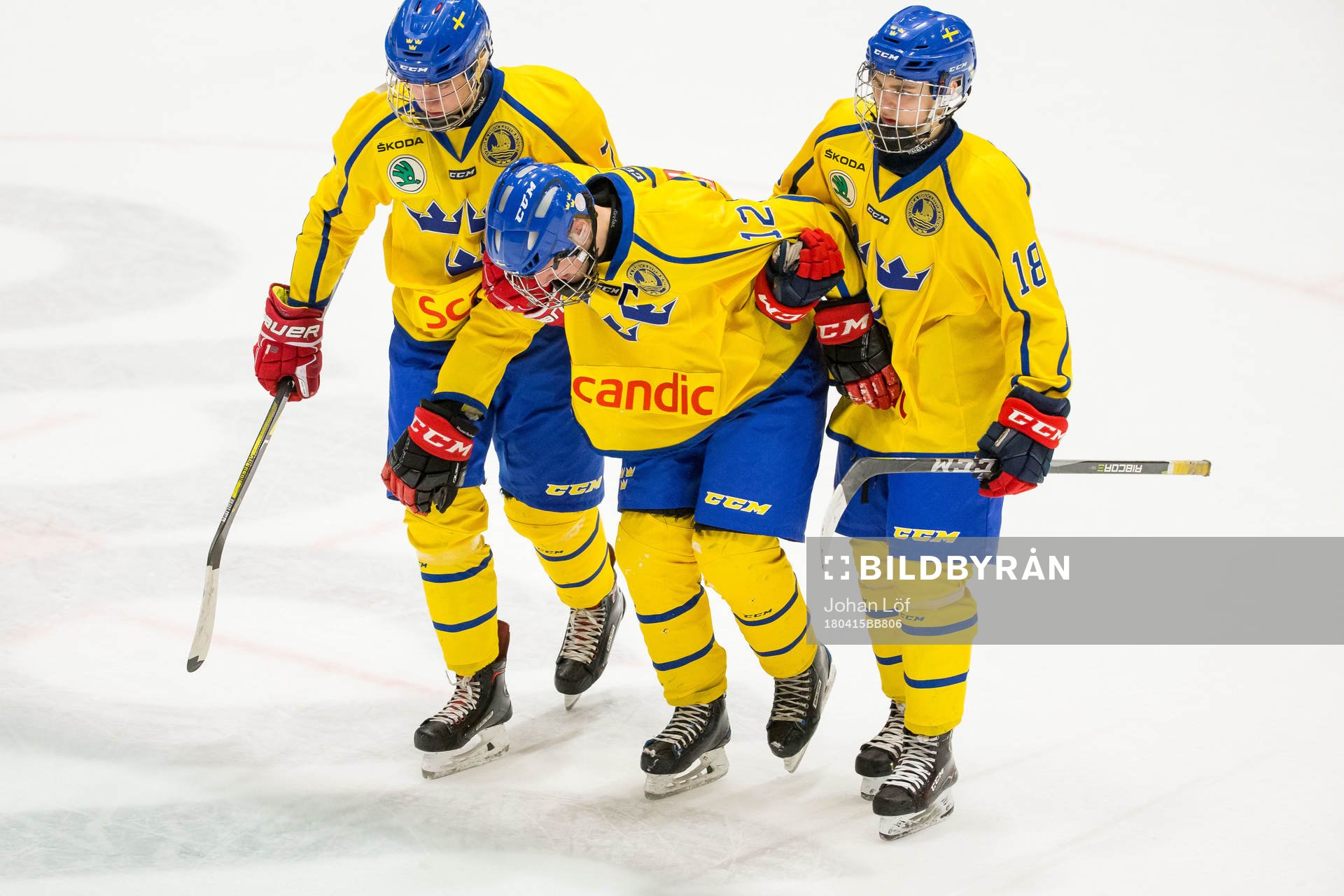 Sveriges Axel Kumlin och Elliot Ekmark hjälper en skadad
