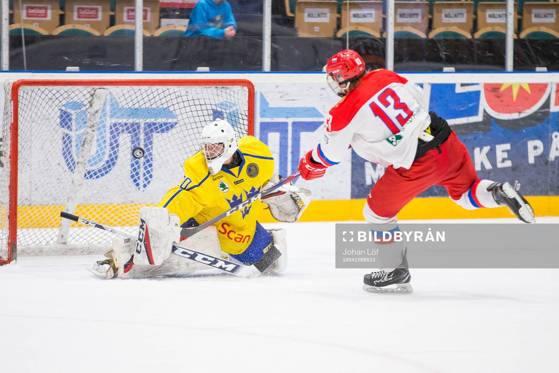 Sveriges Sebastian Trygg räddar pucken