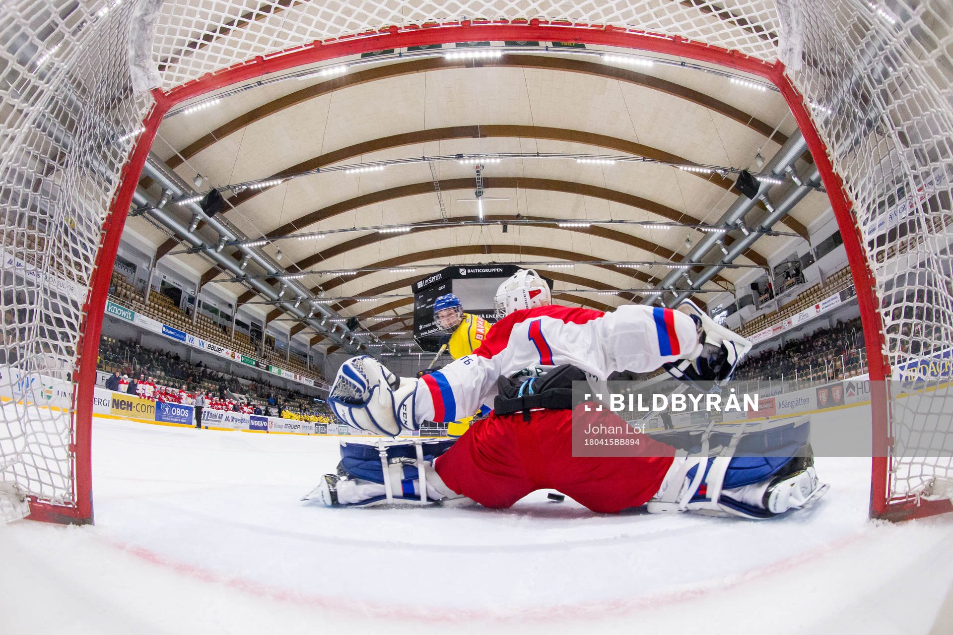 Rysslands Bogdan Nefyodov räddar puck