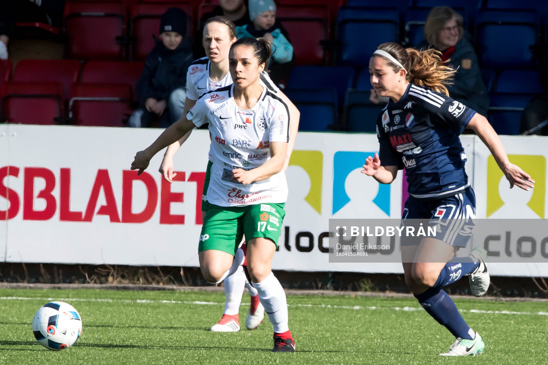 Assis Jaclyn Sawichi och Kvarnsvedens Jessica Nakae i fotbollsmatchen i dam elitettan mellan Kvarnsveden och Assi den 15 april 2018 i Borlänge.