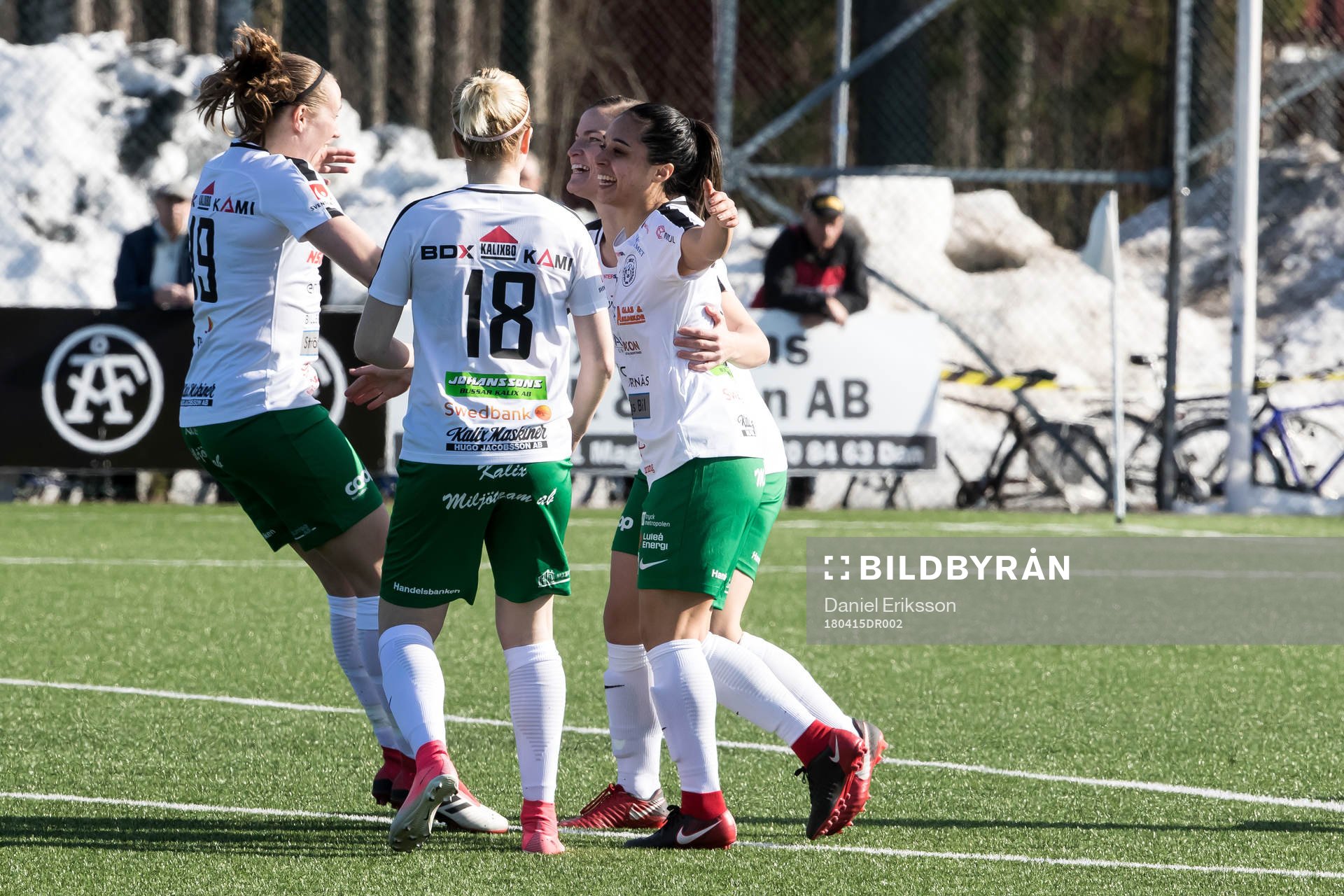 Assis Lina Henriksson och Josefine Hansson och Jaclyn