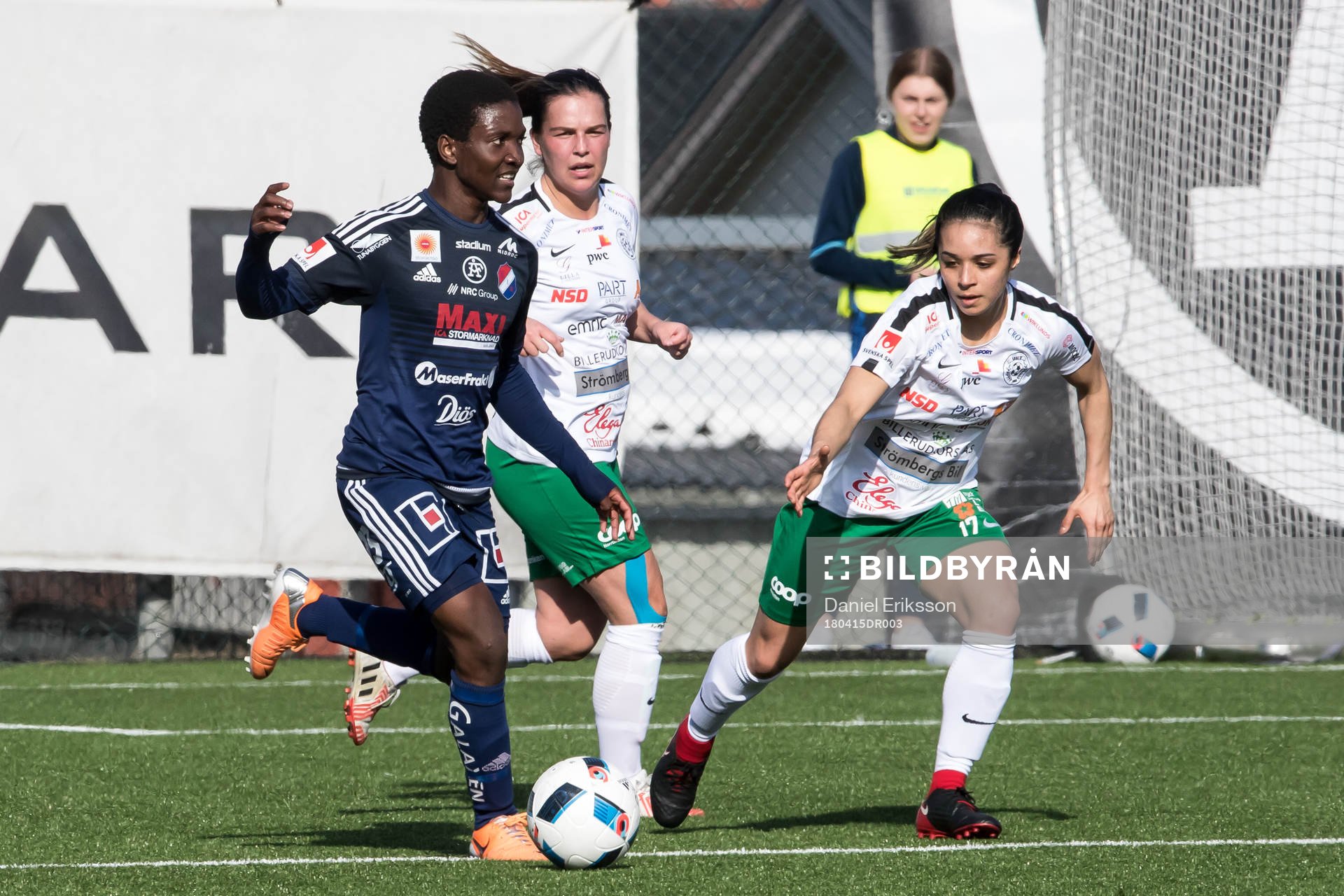 Kvarnsvedens  Temwa Chawinga  och Assis Jaclyn Sawichi  i