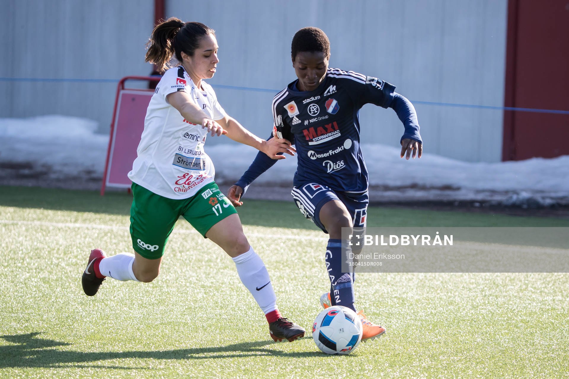Assis Jaclyn Sawichi och Kvarnsvedens  Temwa Chawinga   i