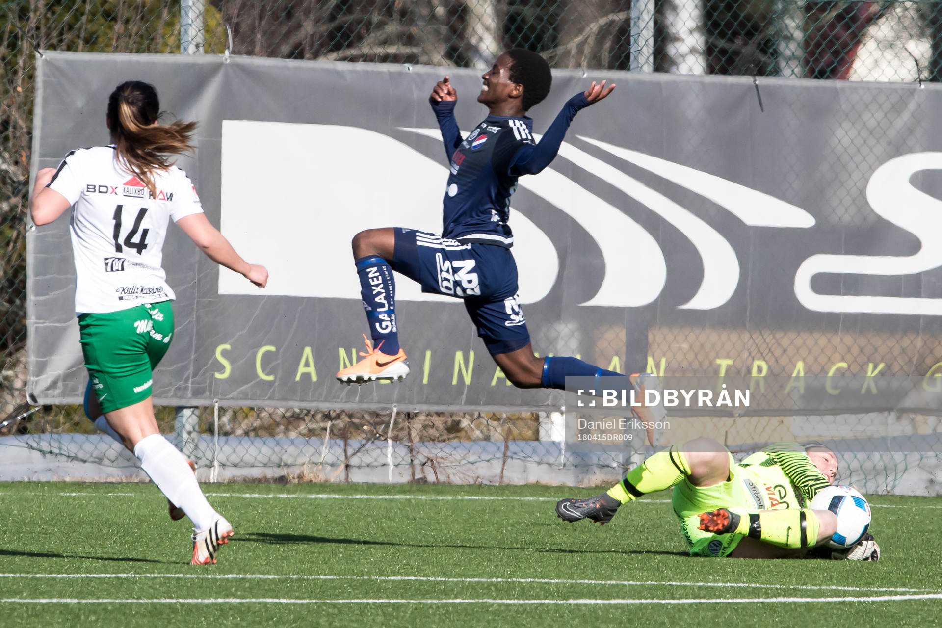 chans för Kvarnsvedens Temwa Chawinga räddning av Assis Danielle Rice i fotbollsmatchen i dam elitettan mellan Kvarnsveden och Assi den 15 april 2018 i Borlänge.