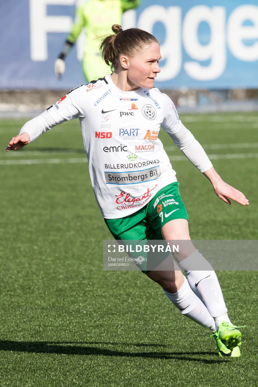 Assis Johanna Andersson  i fotbollsmatchen i dam elitettan