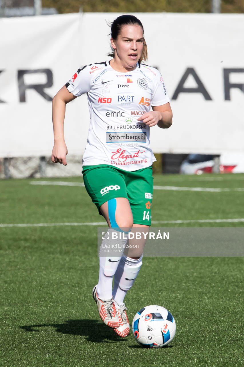 Assis Frida Björck  i fotbollsmatchen i dam elitettan