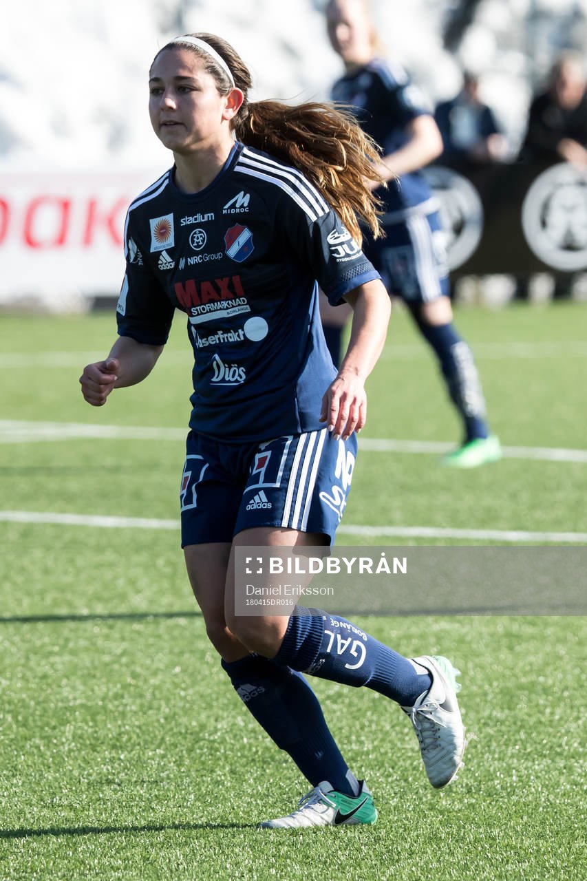 Kvarnsvedens  Jessica Nakae  i fotbollsmatchen i dam elitettan mellan Kvarnsveden och Assi den 15 april 2018 i Borlänge.