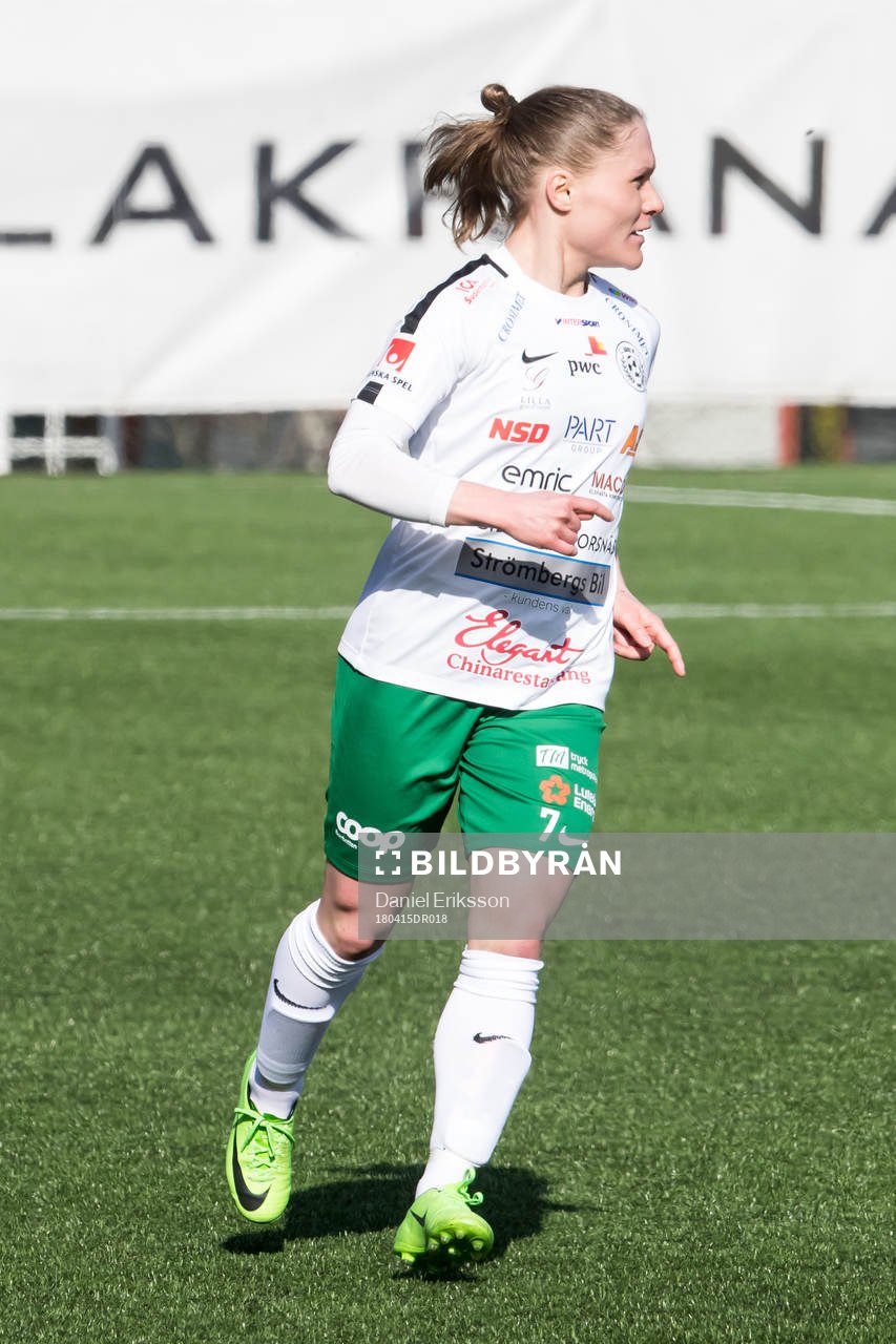 Assis Johanna Andersson  i fotbollsmatchen i dam elitettan mellan Kvarnsveden och Assi den 15 april 2018 i Borlänge.