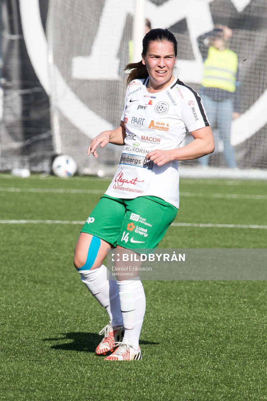 Assis Frida Björck  i fotbollsmatchen i dam elitettan