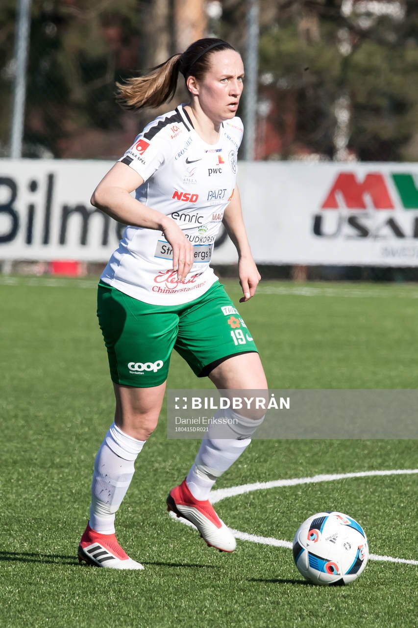 Assis Lina Henriksson  i fotbollsmatchen i dam elitettan